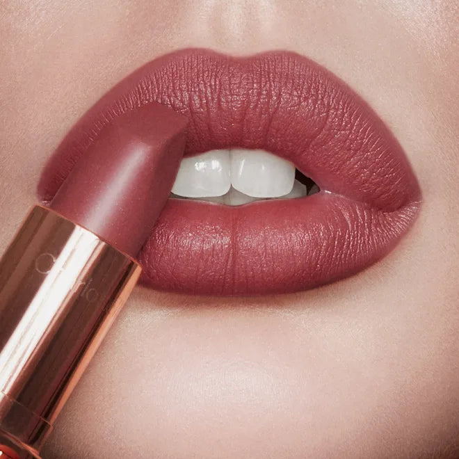 Помада Charlotte Tilbury Matte Revolution – оттенок Pillow Talk Medium